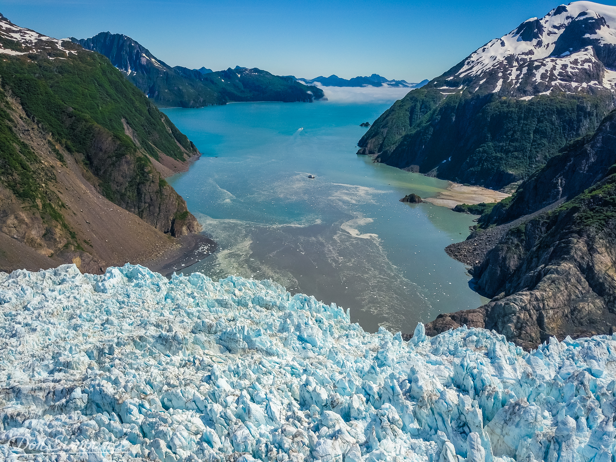 Ледниковые озера северной америки. Ледниковые озера. Ледники Аляски. Ледниковые озера России. Озеро в леднике.